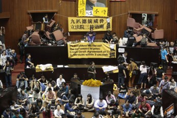 Taiwan-Sunflower-Revolt-holding-legislature