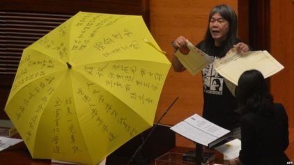 161012055835_cn_hongkong_legco_oath_01_976x549_afp.jpg